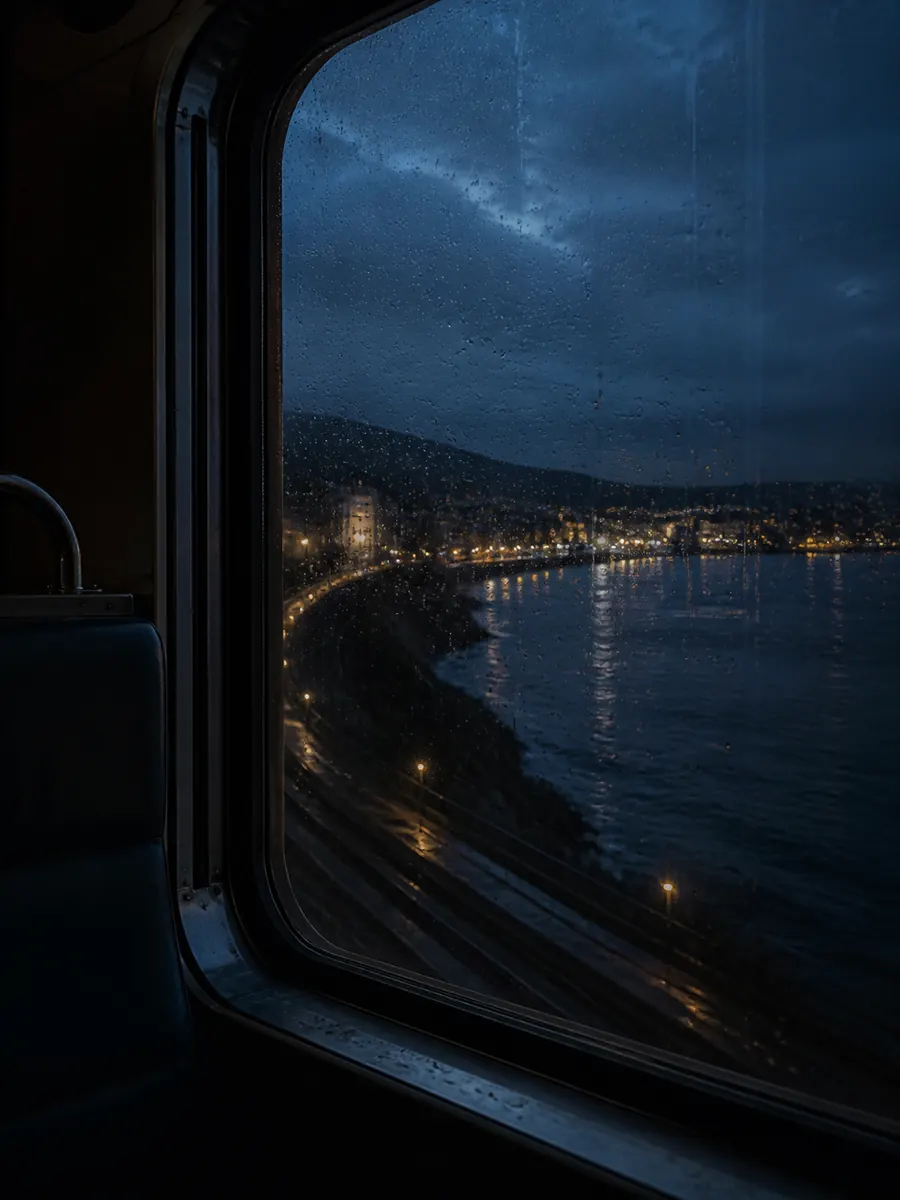 夜晚列车窗外的灯光